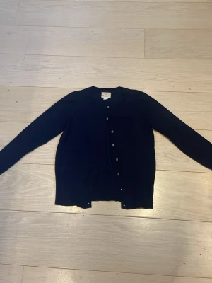 Mörkblå kofta Holly & Whyte  - Klassisk mörkblå kofta från Holly & Whyte by Lindex i storlek S. Koftan har långa ärmar, rund halsringning och knäppning med små knappar framtill. Perfekt att slänga över en topp eller klänning för en enkel och stilren look.diskuterar jättegärna pris och skickar även fler bilder om man vill💕