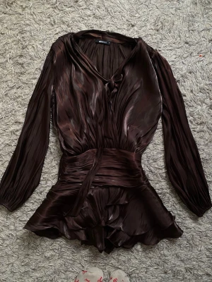 Klänning - Helt ny väldigt populär klänning från gina tricot, klänningen är endast testad. Storlek 32 men sitter som en 34💞