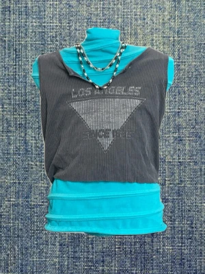 Grå ribbad linnetopp med tryck - Säljer en grå ribbad linnetopp med trycket 'Los Angeles' och en stor triangel framtill. Toppen är ärmlös och har en avslappnad passform. Materialet känns mjukt och den passar till allt!