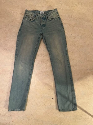 Icon jeans från lager157 - Ord.pris:400kr Säljer ett par klassiska blå jeans från lager157 med rak passform och fem fickor. Jeansen har en ljus tvätt och normalhög midja. Perfekta till en avslappnad stil och funkar året runt. Materialet är slitstarkt jeans i bomull.