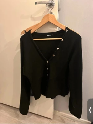 Kofta från Gina  - Jättefin och populär kofta från Gina i strl M. Passar S också💕Inga defekter. Nypris 400kr💓  