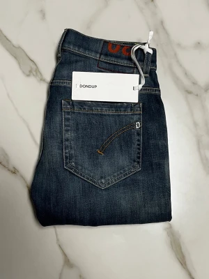 Dondup jeans nya - Säljer ett par riktigt feta Dondup jeans som är helt nya! Modellen är den klassiska George och längden är 103cm och jeansen är W30. Skriv vid frågor✅