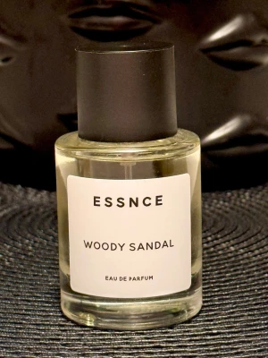 Woody Sandal Eau de Parfum - Essnce WOODY SANDAL doftar som SANTAL 33 från LE LABO. En träig Eau de Parfym. För mängd se bild. 
