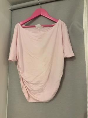 T-shirt - T-shirt från Gina 14+. Storlek XS