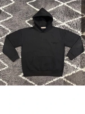 Essentials hoodie svart - Svart Essentials hoodie i fint skick.Klassisk modell, bekväm passform och ny från box