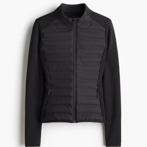 Svart lättviktsjacka med dragkedja - Från HM. Lapparna är ej kvar, den är endast använd en gång. Slutsåld.