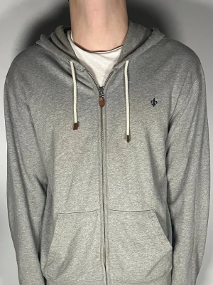 Morris hoodie - Säljer en riktigt snygg och trendig Morris ziphoodie i fint skick, storlek L, vid frågor är det bara att skriva //Gramenti