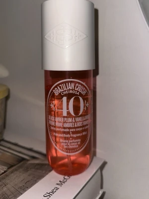 Sol de janerio 40  - Fräsch mist för kropp och hår med noter av black amber plum och vanilla woods. Perfekt för dig som vill ha en ungdomlig och trendig doft. Står 240ml på flaskan men skulle gissa på 200ml kvar i flaskan. 