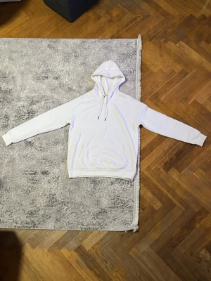 Vit hoodie från YOURTURN - En väldigt bekväm vit hoodie från YOURTURN. Hade passat inför en mysig kall dag med sin sköna och varma textur inuti hoodien. Den är lite baggy, så hade sagt att den är större än storlek S. 