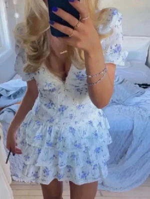 Superfin trendig klänning! - Säljer denna fina klänningen då den inte kommer till användning tyvärr. Jättefint skick och perfekt till sommaren🤍lånad bild