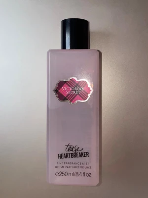 Tease Heartbreaker Mist 250ml - Victoria's Secret Tease Heartbreaker Fine Fragrance Mist i en snygg rosa flaska. Volym: 250 ml (8.4 fl oz). Perfekt för dig som vill ha en fräsch och ungdomlig doft i vardagen.