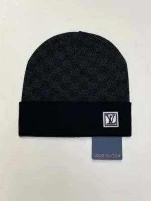 Svart Mössa  - Nytt skick! Perfekt accessoar för dig som gillar exklusiva detaljer och stilren design. Flera bilder? Skriv pm..