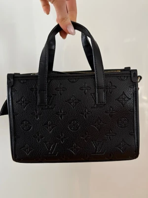 L V VÄSKA ny skick  - Får sällan användning för den längre tyvärr… men super fin, och så snygg