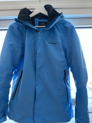 Skidjacka från Everest - Snygg ljusblå skidjacka från Everest