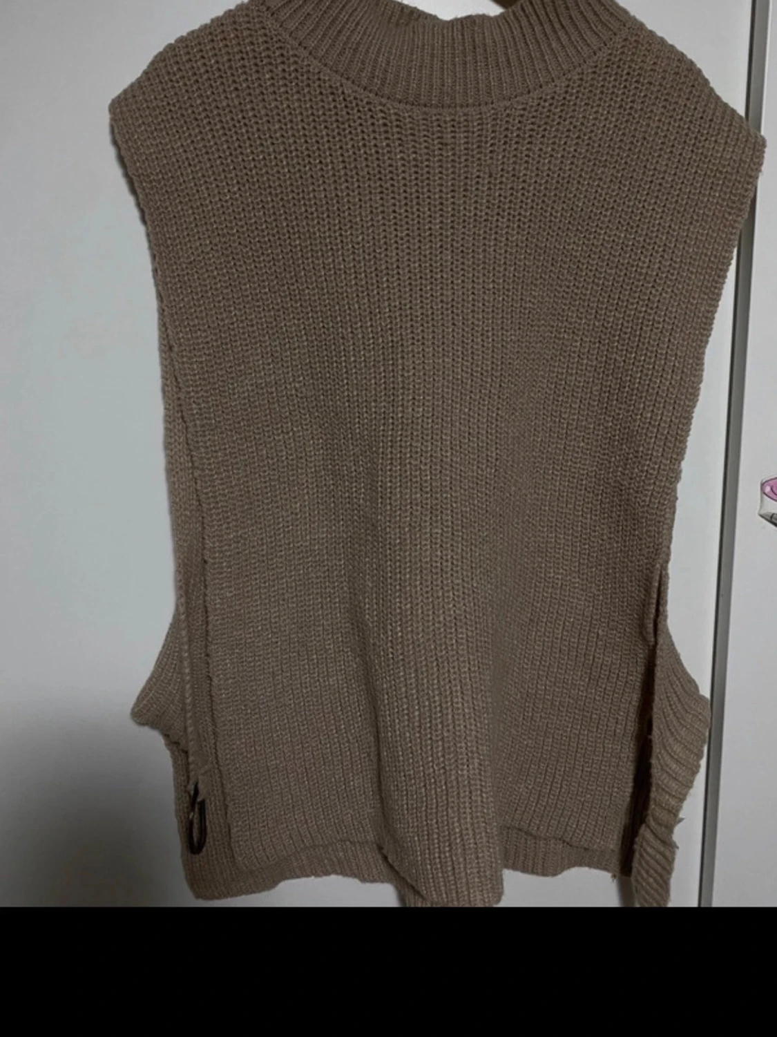 Beige stickad väst med knyt - 1