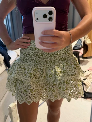 Grön blommig volangkjol - Kjol från Zara!