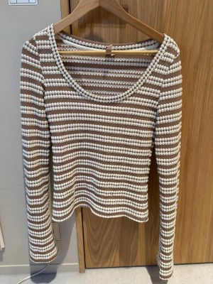 Randig stickad tröja från Nelly - Superfin stickad tröja från Nelly i storlek S. 