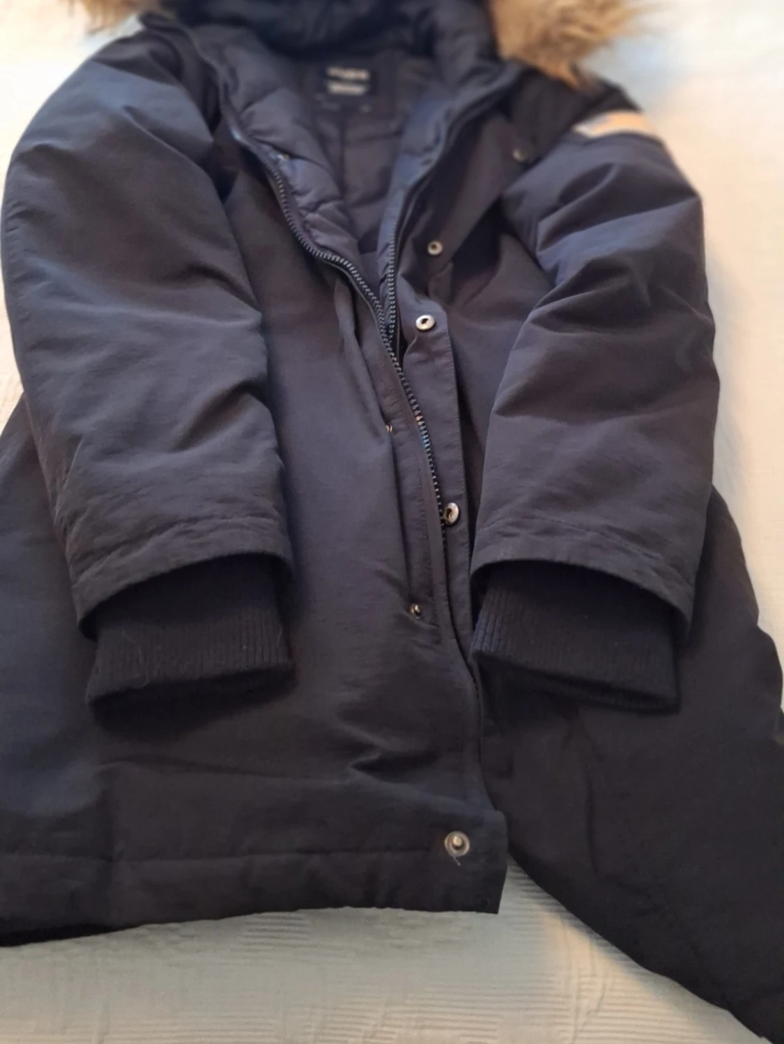 Svart parkasjacka med fuskpäls - 2