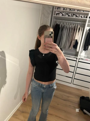 Svart volangärmad topp Zara - Svart topp från Zara, använd några gånger men mycket bra skick, Storlek S😊