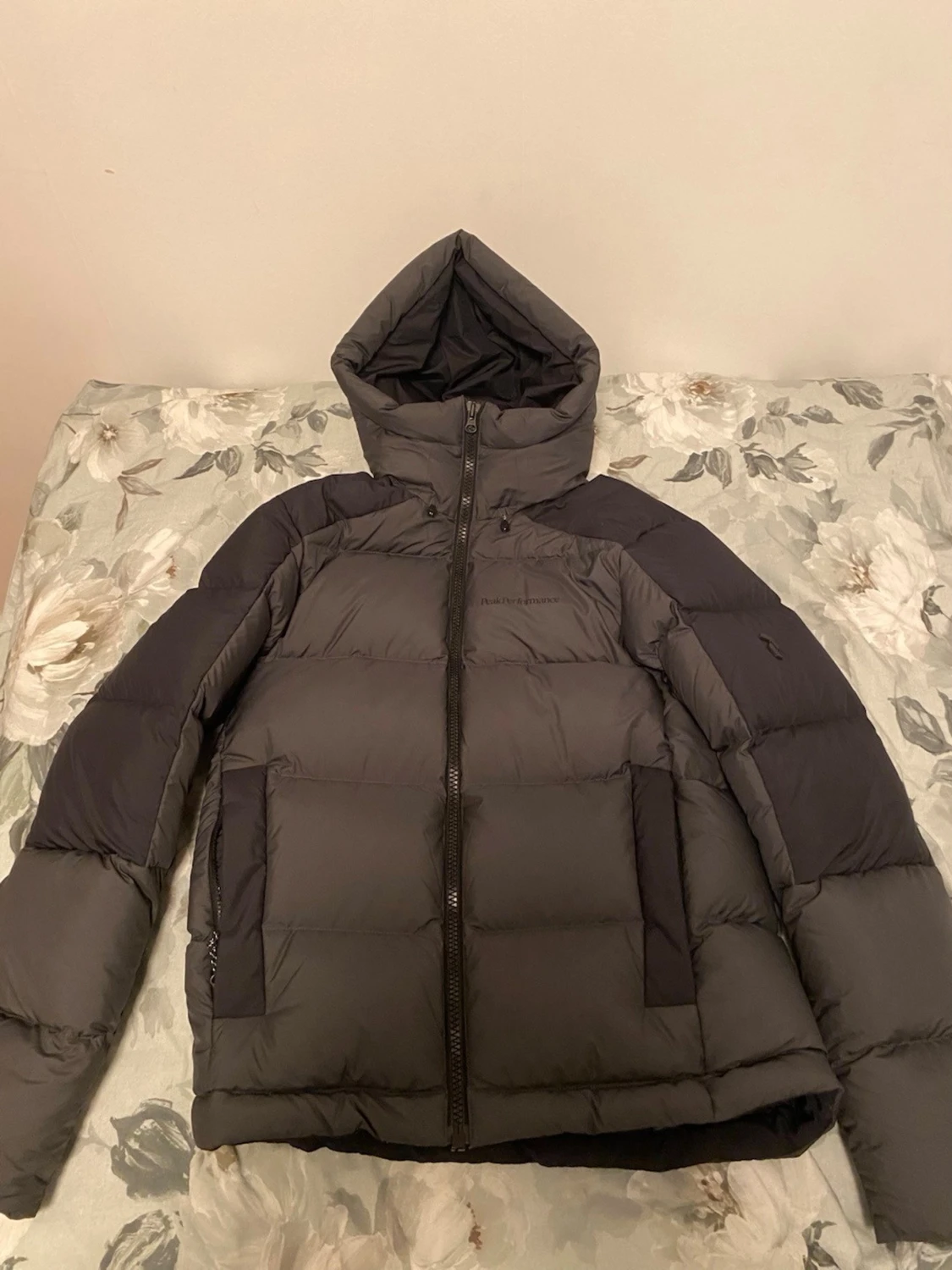 Mörkgrå Peak Performance pufferjacka