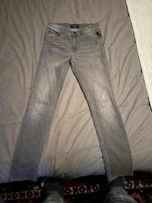 Replay grå jeans Slim fot  - Säljer ett par gråa Replay jeans . Väl använda och knappt några tecken på användning. Storleken är W29 L32. Vid frågor och funderingar är de bara att höra av sig 🙌🤩