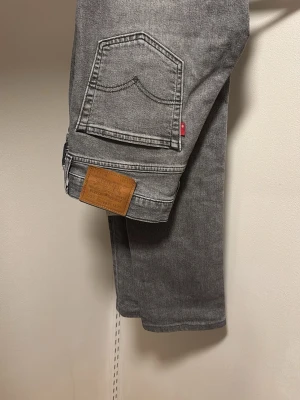 Levi’s 511 - Säljer nu mina gråa 511:or som tyvärr inte passar mig längre. Dem är i storlek 31 34 men sitter som 31 32 då dem är uppsydda av skräddare  pga att 32 ej fanns när jag köpte dem. Tveka inte på att höra av dig vid intresse!