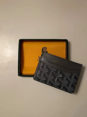 Grå Korthållare GoY4rd - Säljer en helt ny goy4rd korthållare! Aldrig använd! Box tillkommer. Hör av er vid eventuella frågor! 😊