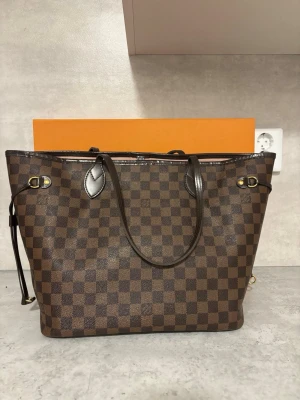 Brun rutig axelväska Louis Vuitton - Säljer en väldigt fin Louis Vuitton väska köpt i Danmark. Väskan är i bra skick alla papper finns och serienummer men tas privat! Pm om ni har minsta lilla frågan!