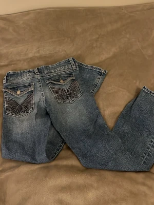 Blå bootcut jeans med broderade fickor - Säljer dessa jättefina jeans då de inte kommer till användning, pris kan diskuteras💕