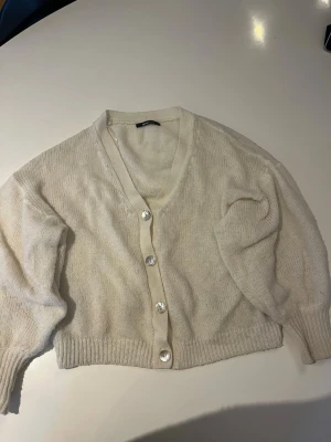 Kofta från gina - Kofta ifrån Gina Tricot. Bra skick! Passar mig som brukar ha S😁