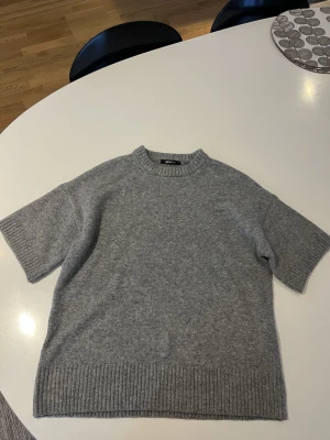 Stickad T-shirt från gina - Stickad T-shirt från Gina. Nypris är 400kr, storlek XS men oversized i storleken. Använd ca en gång