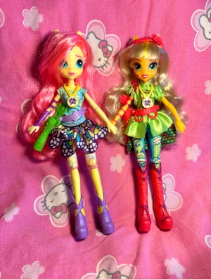 MLP dockor My Little Pony - Fluttershy och Applejack dockor från equestria girls mlp filmerna!! Deras hår är lite stylat (tvättat, kammat och fixat men inte klippt!). Deras hår är inte trassligt och är lätt att hantera. De har 90% av deras assessorer men saknar nog något litet. Priset är för båda.