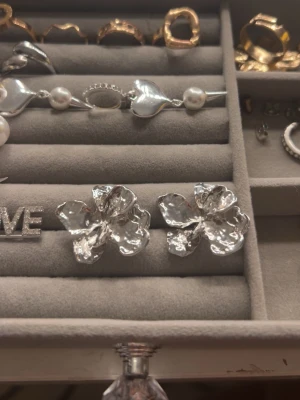 Blom örhängen - Blommiga örhängen vet ej vart de är köpt därför billigt pris! Ej rostat elr ngt sånt!💞 använt 2 gngr totalt 