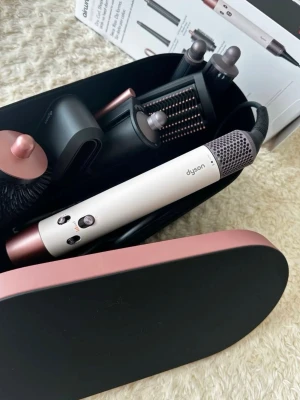 Dyson Airwrap Complete Long - Dyson Airwrap Complete Long – Rosé/Nickel Säljer en Dyson Airwrap Complete Long i nyskick. Produkten är mycket sparsamt använd / som ny och alla tillbehör medföljer.  ✨ Ingår: 	•	Dyson Airwrap-handenhet 	•	Långa locktuber (både vänster & höger) 	•	Stylingborstar 	•	Rund volymborste 	•	Fön-/utjämningsmunstycke 	•	Original förvaringsetui  📌 Skick: 	•	Som ny 	•	Inga repor eller slitage 	•	Fungerar perfekt  Perfekt för dig som vill ha salongskänsla hemma ✨ 