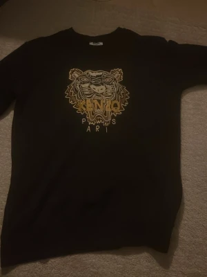 Svart Kenzo sweatshirt  - Säljer en svart sweatshirt från Kenzo i storlek XXL, men den passar som L och den är i bra skick med mera inte använd så mycket! 