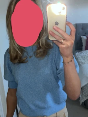 Blå stickad T-shirt - Blå kortärmad tjockare tröja i jätteskönt material💙