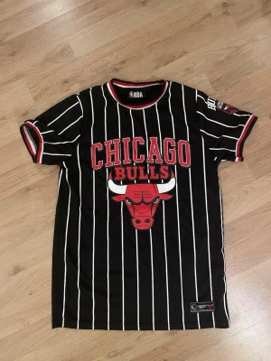 Chicago tröja - En sportig och fin NBA tröja med laget Chicago bulls. Perfekt för dig som är ett bulls fan och älskar basket är i perfekt form med inga slitage och sitter bra och är bekväm att ha på sig💪🏀 Str 158 12-13 år