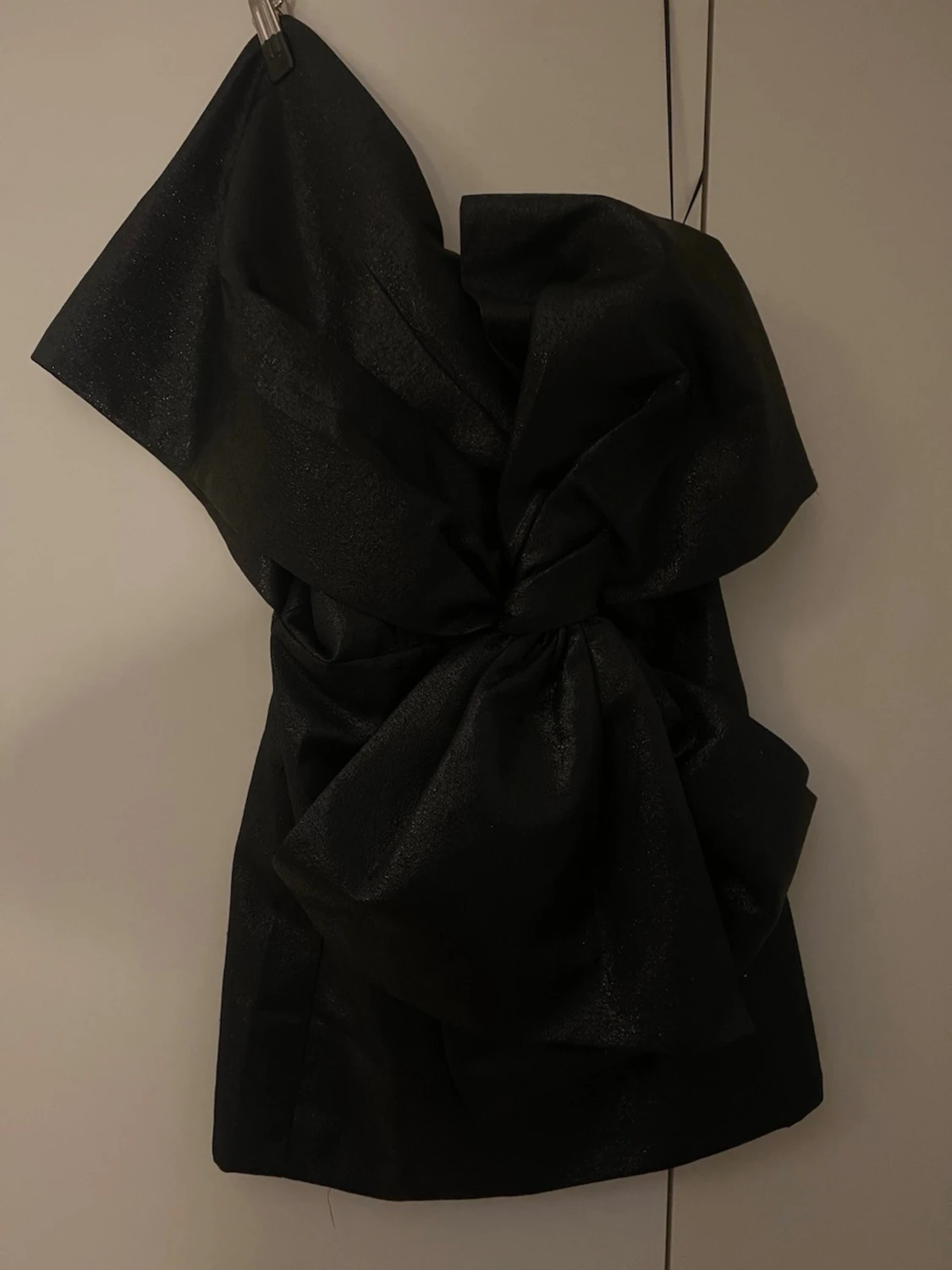 Svart one shoulder klänning med stor rosett