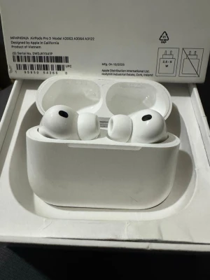 AirPods Pro 3 - Apple AirPods Pro 3 trådlösa hörlurar med aktiv brusreducering och laddningsetui. Snygg design, bekväma öronproppar och hög ljudkvalitet. Produkten ser ut att vara i gott skick, levereras i originalförpackning.helt äkta med kvitto 