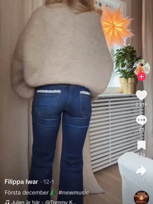 Blå bootcut jeans med spetsdetalj - Filippa Montana kollektion med meet me there! Säljer ett par mörkblå bootcut jeans med snygg spetskant på bakfickorna. Säljer så de inte satt som jag ville o h kan ej lämna tillbaka. Så med pris lapp och allt kvar. Storlek S/M! Perfekt att köpa av mig då frakt kostar mycket hos dem