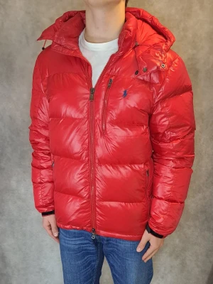 Ralph Lauren Dunjacka- Stl M - 🗻 Riktigt snygg Och Populär Ralph Lauren Dunjacka I Färgen Röd med marinblå logga! 🗻 Mycket bra skick: 9/10, utan defekter | Stl: M | Rekommenderar att vara mellan 174-185cm lång | Och självklart äkta! 🤝🙌