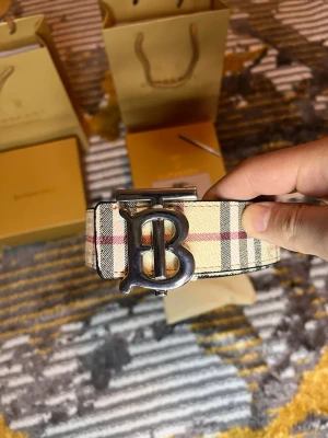 Tvåsidig Rutig Bälte - Säljer en fin topp kvalite bälte som går att änvånda på båda sidorna. Den är helt ny och oanvänd. Den kommer med dustbag, box och påse. 2 st kvar. En för 349kr eller 2 för 649kr.