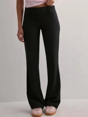 Kostymbyxor Nelly - Säljer ett par svarta kostymbyxor från Nelly i storlek 36. Byxorna har bootcut-modell med låg midja. Byxorna är i ett bra skick och har använts endast ett fåtal gånger. Säljer då de är för korta på mig. Pris går att diskutera💗