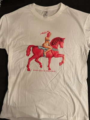 Fröken Snusk T-shirt - signerad - Vit fröken snusk T-shirt, signerad av gamla fröken snusk, storlek small