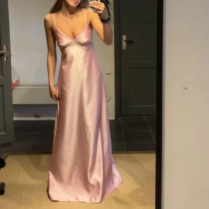 Ljusrosa långklänning i satin - Säljer en elegant ljusrosa långklänning i glansigt material. Jag är 173 cm lång och klänningen är aldrig använd men utan prislapp. nypris är 1500kr och priset kan diskuteras💕skriv för frågor eller fler bilder
