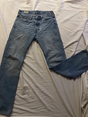 Levi’s 501 Premium Ljusblå - Säljer ett par klassiska ljusblåa Levi's 501 jeans premium i storlek W29 L32! De har användts endast några gånger! Köp två par jeans och få rabatt!