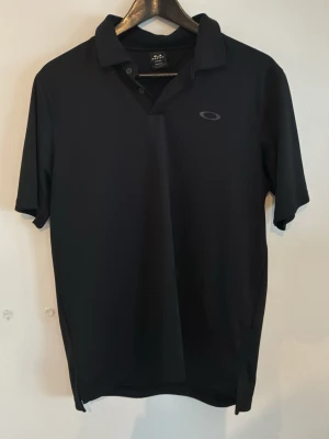 Golf tröja ifrån Oakley  - Säljer en oanvänd svart golf tröja ifrån Oakley, väldigt skönt material. 
