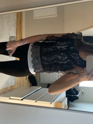 Super elegant Zara blus  - Supersnygg svart blus i spets med fina volangkanter och skit snygg för högtider eller bara när som helst. Blusen är ärmlös och har ett detaljerat spetsmönster som ger en elegant look. Den e från Zara och säljs inte längre sen ganska länge tillbaks, när jag köpte den kostade den 400 kr men säljer för 240 ist🥰🥰 Aldrig andvänd inga tecken på skador.