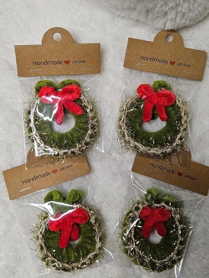 🎄✨ Förtrollande Juldekorationer! ✨🎄 - 🎄✨ Förtrollande Juldekorationer! ✨🎄  Små, charmiga krans-dekorationer som är handvirkade för din julgran! 🌟  🌈 Färger & antal: 💚 Grön: 12 st ❤️ Röd: 4 st   💸 Pris: 30 kr/st 4 för 110 kr  Perfekta för att ge granen en mysig och festlig känsla! 🎁