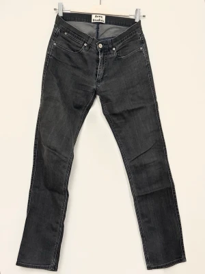 Acne Studios Max Darko gråa jeans - Gråa jeans från Acne Studios, modell Max Darko. Klassisk femficksdesign med smala ben och normal passform. Jeansen är tillverkade i bomull med lite elastan för extra stretch och komfort. Perfekta till en avslappnad stil. Storlek 29/32. Vintage.